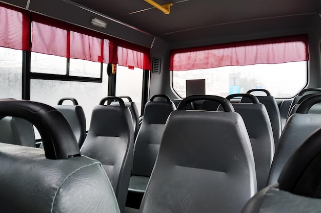 Lege bus interieur met stoelen close-up