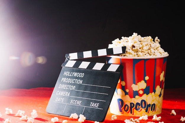 Lege clapperboard die tegen popcornemmer leunt