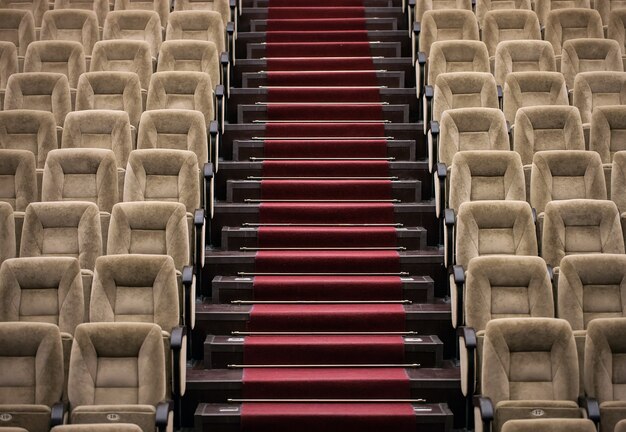 Lege comfortabele stoelen in het theater