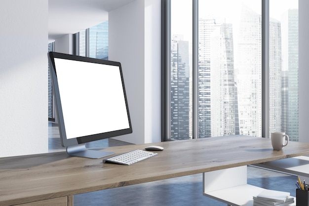 Lege computermonitor staat op een donker houten bureau. Een witte muurachtergrond. Concept van reclame en marketing. Een zijaanzicht. 3D-rendering mock-up