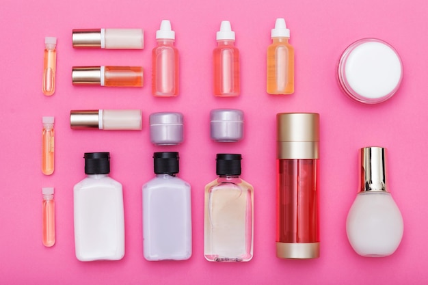 Lege cosmetische buizen op witte achtergrond Witte en gouden kleuren Plaats voor uw tekst