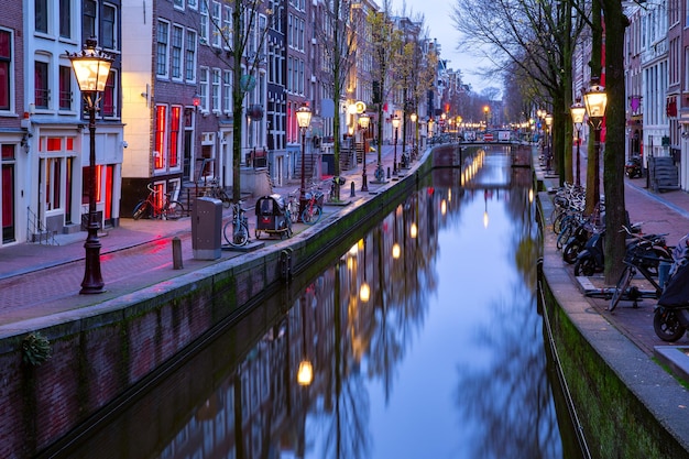 Lege de wallen beroemde rosse buurt tijdens het ochtendblauwe uur amsterdam holland nederland