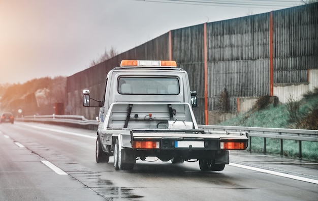 Lege dieplader vrachtwagen lege auto vervoerder en dieplader voertuig reizen op een nationale weg