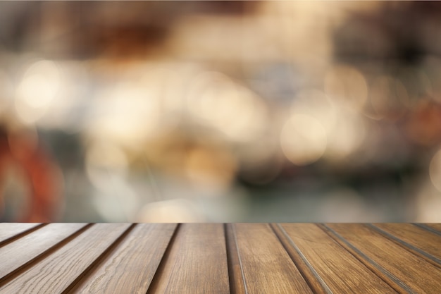 Lege donkere houten tafel voor abstracte wazig bokeh achtergrond van restaurant.