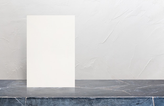 Lege Eco geweven document affiche op marmeren steenlijstbovenkant bij witte muurachtergrond.