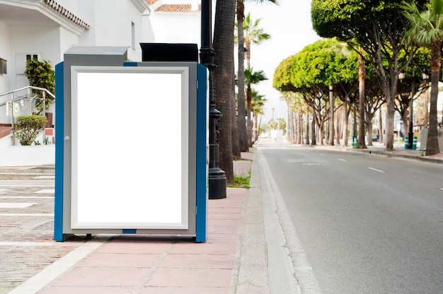 Lege elektronische reclameposter met leeg ruimtescherm voor uw sms-bericht of promotie