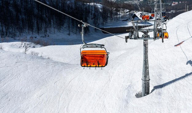 Lege feloranje skistoeltjeslift in de bergen winter tegen sneeuw Alpineskiën en snowboarden