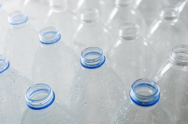 Lege flessen voor recycling, campagne om het gebruik van plastic te verminderen en de wereld te redden.