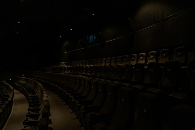 Lege forum auditorium zakelijke conferentie lege stoelen en stoelen zonder luisteraars