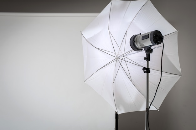 Lege fotostudio met verlichtingsapparatuur