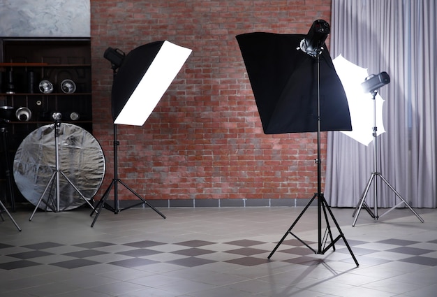 Foto lege fotostudio met verlichtingsapparatuur