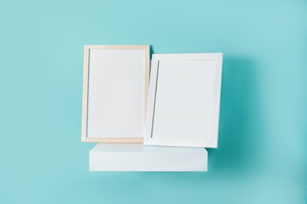 Lege frames op turquoise muur