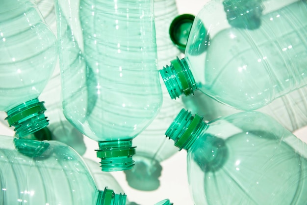 Lege gebruikte groene plastic waterflessen voor het recyclen van milieuconcept