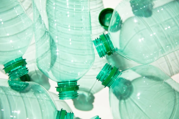 Lege gebruikte groene plastic waterflessen voor het recyclen van milieuconcept