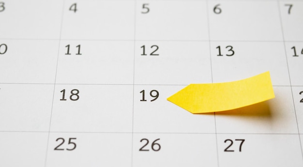 Lege gele kleverige zelfklevende postnotitie papierplanner met ruimte op de achtergrond van de kalenderpagina voor bedrijfsplanning afspraak vergadering concept