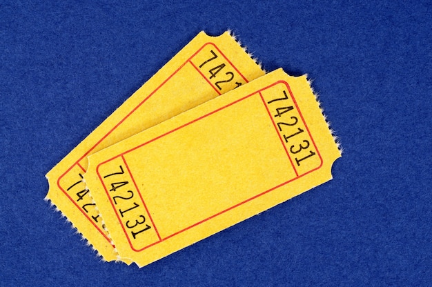 Lege gele toelatingskaartjes op een gevlekte blauwe document achtergrond.