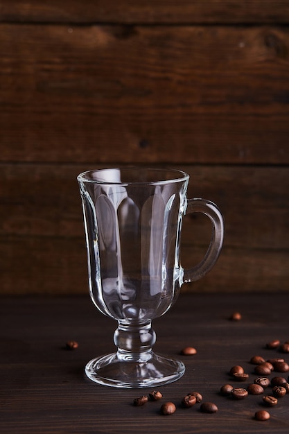 lege glazen beker voor thee en koffie op een houten tafel.