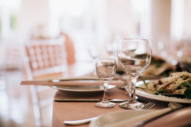 Lege glazen glazen op tafel in een restaurant Decoratie van een vakantietafel