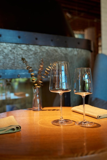 Lege glazen in restaurant Onderdeel van interieur