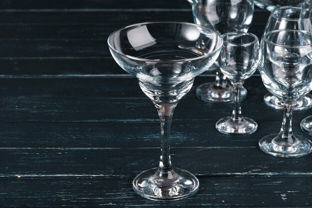 Lege glazen voor drankjes op donkere tafel