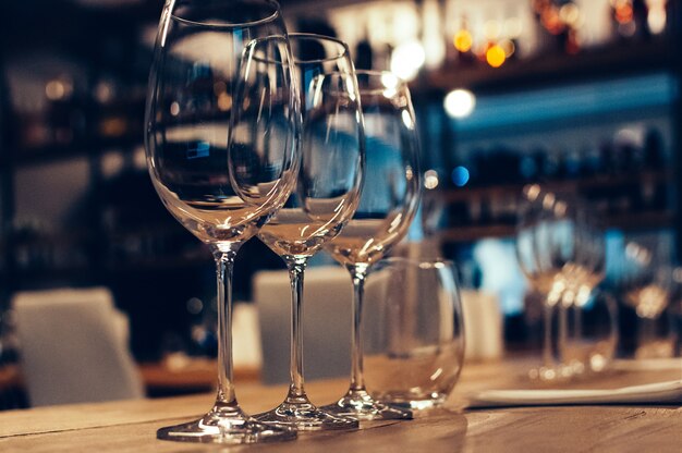 Lege glazen voor wijnproeverij