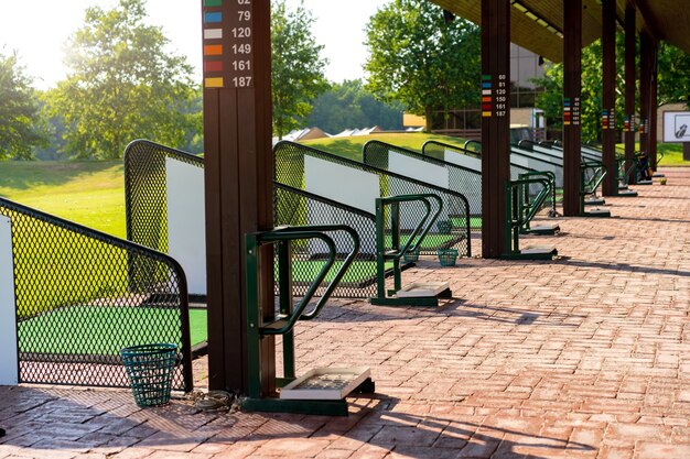 Foto lege golf driving range zomers zonnige dag niemand