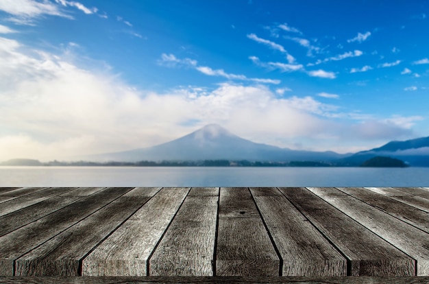 Lege grijze houten tafel of houten terras met prachtig uitzicht op de berg fuji met blauwe hemel in de vroege ochtend