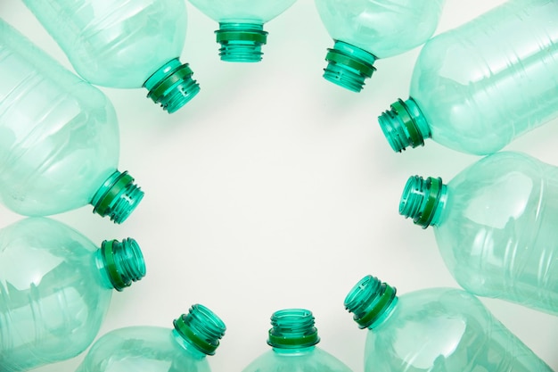 Lege groene plastic afvalwaterflessen klaar om te worden gerecycled