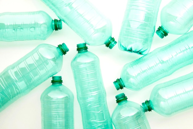 Foto lege groene plastic afvalwaterflessen klaar om te worden gerecycled