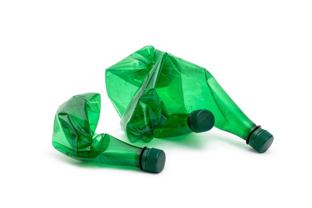 Lege groene plastic waterflessen geschaald voor recycling geïsoleerd op witte achtergrond Recycle concept