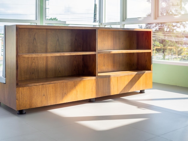 Lege houten boekenplank