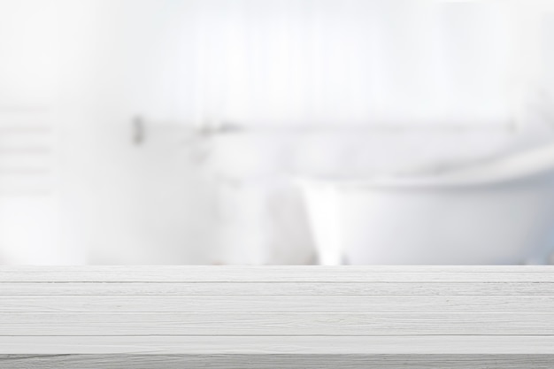 Lege houten bovenste tafel met onscherpe badkamer achtergrond.