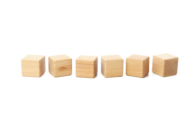 Lege houten kubussen voor verschillende concepten die op witte achtergrond worden geïsoleerd