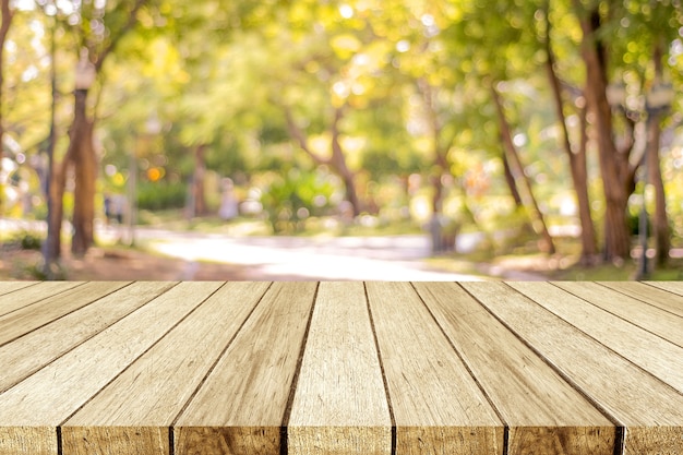 Lege houten lijst over het park openluchtachtergrond van de onduidelijk beeldaard