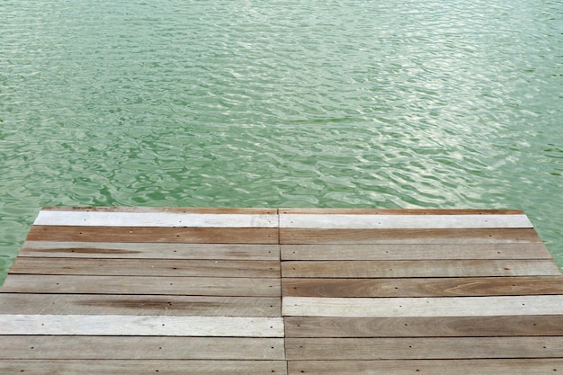 Lege houten pier over de kabbelende rivier