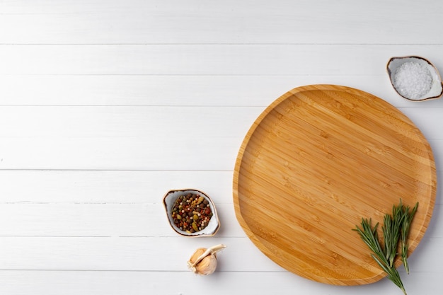 Lege houten plaat op het bovenaanzicht van de keukentafel