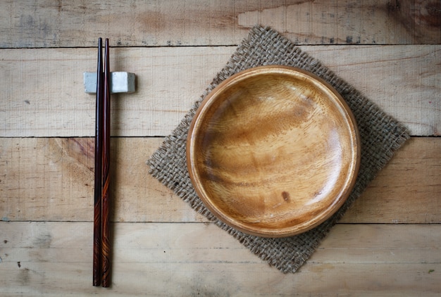 Foto lege houten schotel en eetstokjes op hout