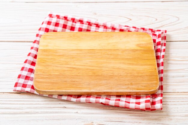 lege houten snijplank met keukendoek