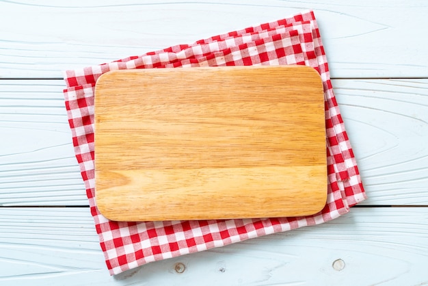 lege houten snijplank met keukendoek