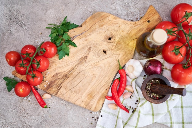 Lege houten snijplank met kopieerruimte op grijze keukenbeton of stenen tafel