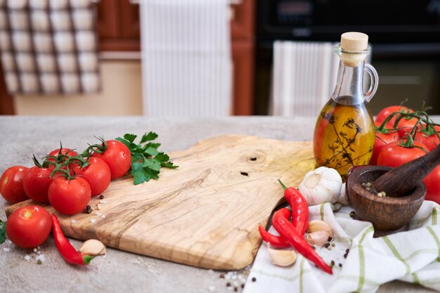 Lege houten snijplank met kopieerruimte op grijze keukenbeton of stenen tafel