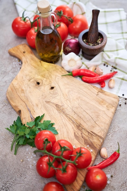 Lege houten snijplank met kopieerruimte op grijze keukenbeton of stenen tafel