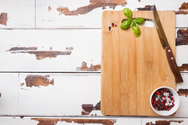 Lege houten snijplank op de keukentafel