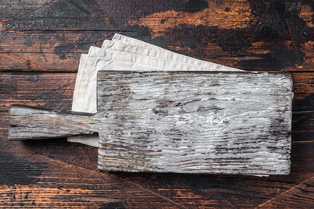Lege houten snijplank over handdoek op keukentafel gezond koken achtergrond Houten achtergrond Bovenaanzicht Kopieer ruimte