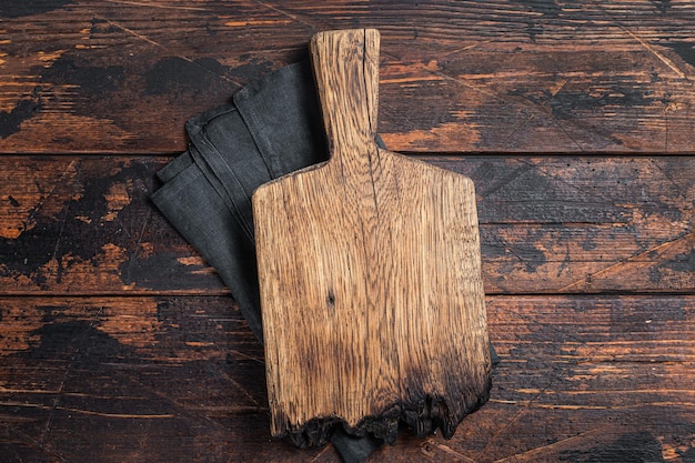 Lege houten snijplank over handdoek op keukentafel gezond koken achtergrond Houten achtergrond Bovenaanzicht Kopieer ruimte