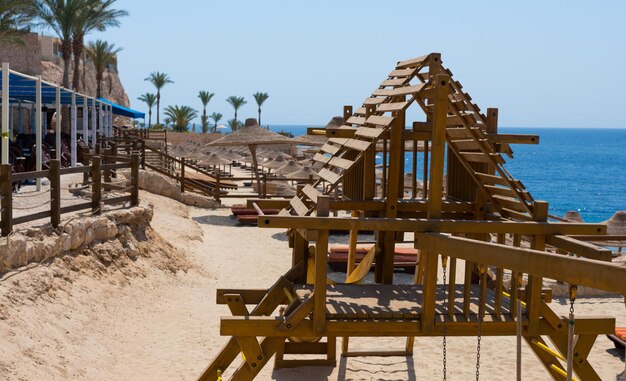 Lege houten speeltuin voor kinderen op het strand bij de zee