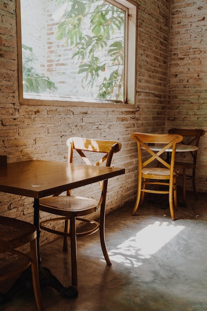 lege houten stoel en tafel in restaurant - vintage effectfilter