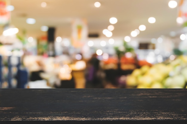 lege houten tafel boven wazig winkelcentrum / warenhuis achtergrond