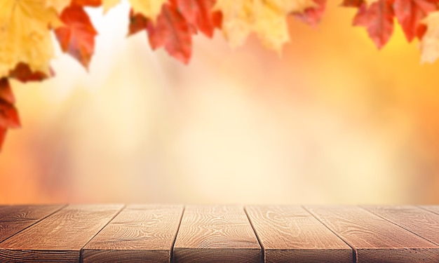 Lege houten tafel en herfstbladeren herfst gemengde achtergrond