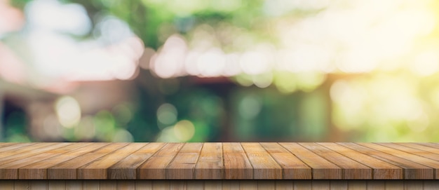 Lege houten tafel en intreepupil bokeh